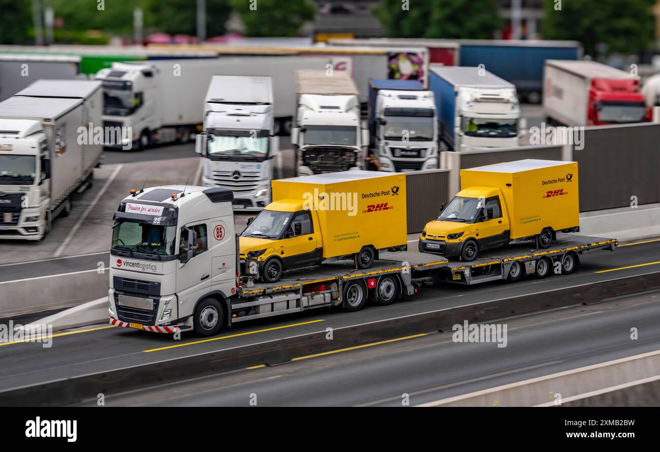 Autotransporter mit 2 neuen Lieferfahrzeugen für Deutsche Post, DHL, Elektrofahrzeuge, auf der Autobahn A2, in der Nähe von Bottrop-Sued, Nord Stockfoto