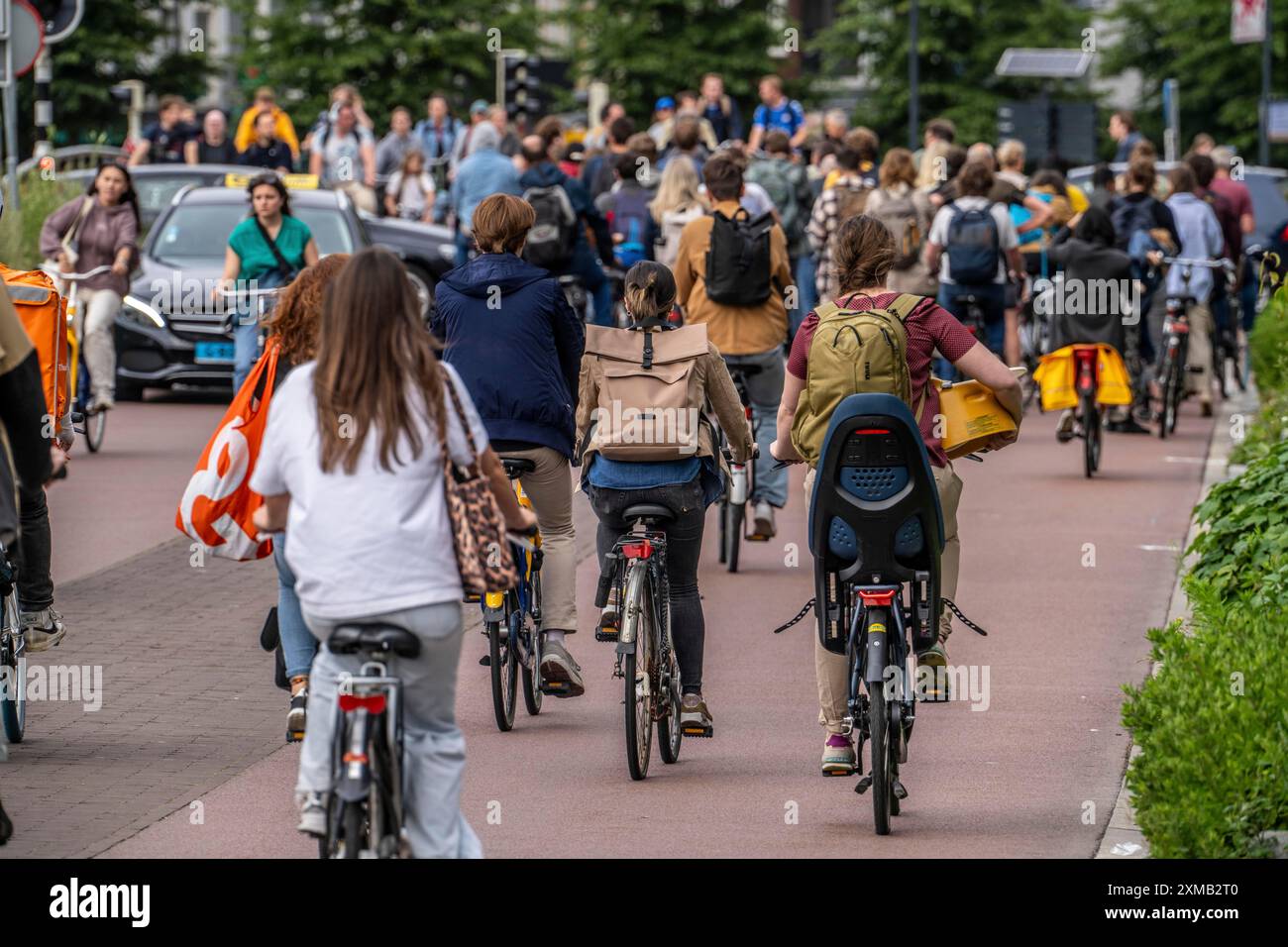 Zentraler Radweg auf der Smakkelaarskade, am Bahnhof Utrecht Centraall, im Zentrum von Utrecht, sind Fahrwege für Fußgänger, Radfahrer und Autos Stockfoto