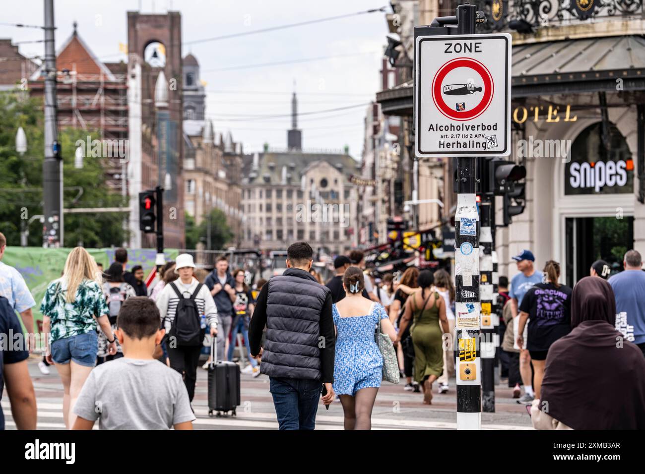 Alkoholverbot im Stadtzentrum von Amsterdam, Damrak, Amsterdam, Niederlande Stockfoto