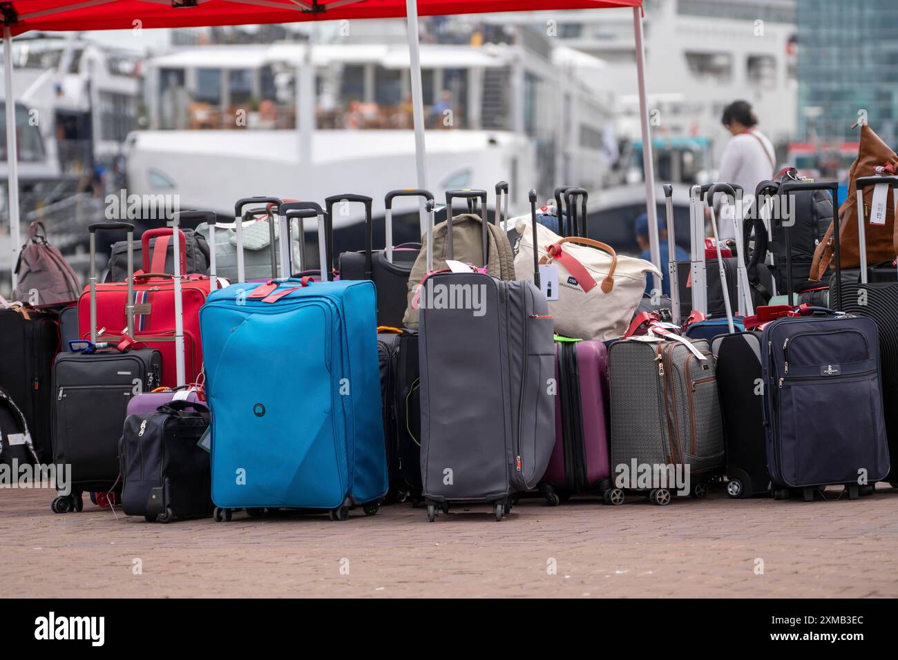 Gepäck wartet auf die Verladung auf Flussschiffe im Viking Cruise Port Amsterdam, Niederlande Stockfoto