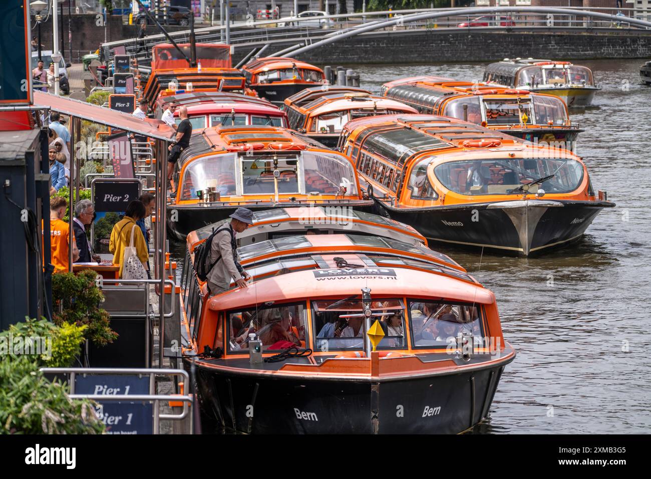 Kanalrundfahrten, Pier of Lovers Canal Cruises, am Bahnhof Amsterdam Centraal, Amsterdam Niederlande Stockfoto