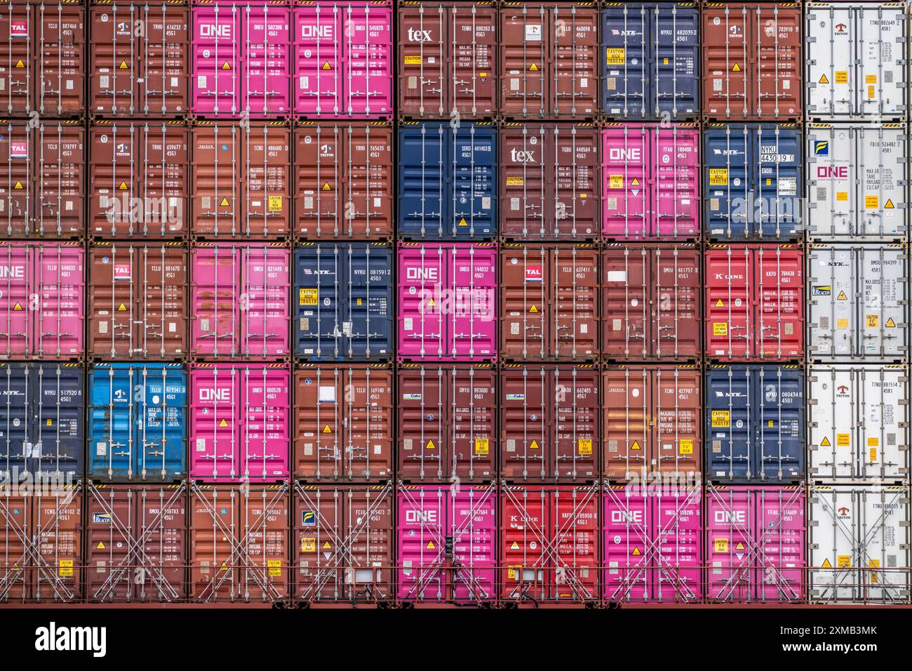 Container gestapelt auf einem Frachter, Rotterdam Hafen, Maasvlakte 2 Tiefseehafen, Niederlande Stockfoto