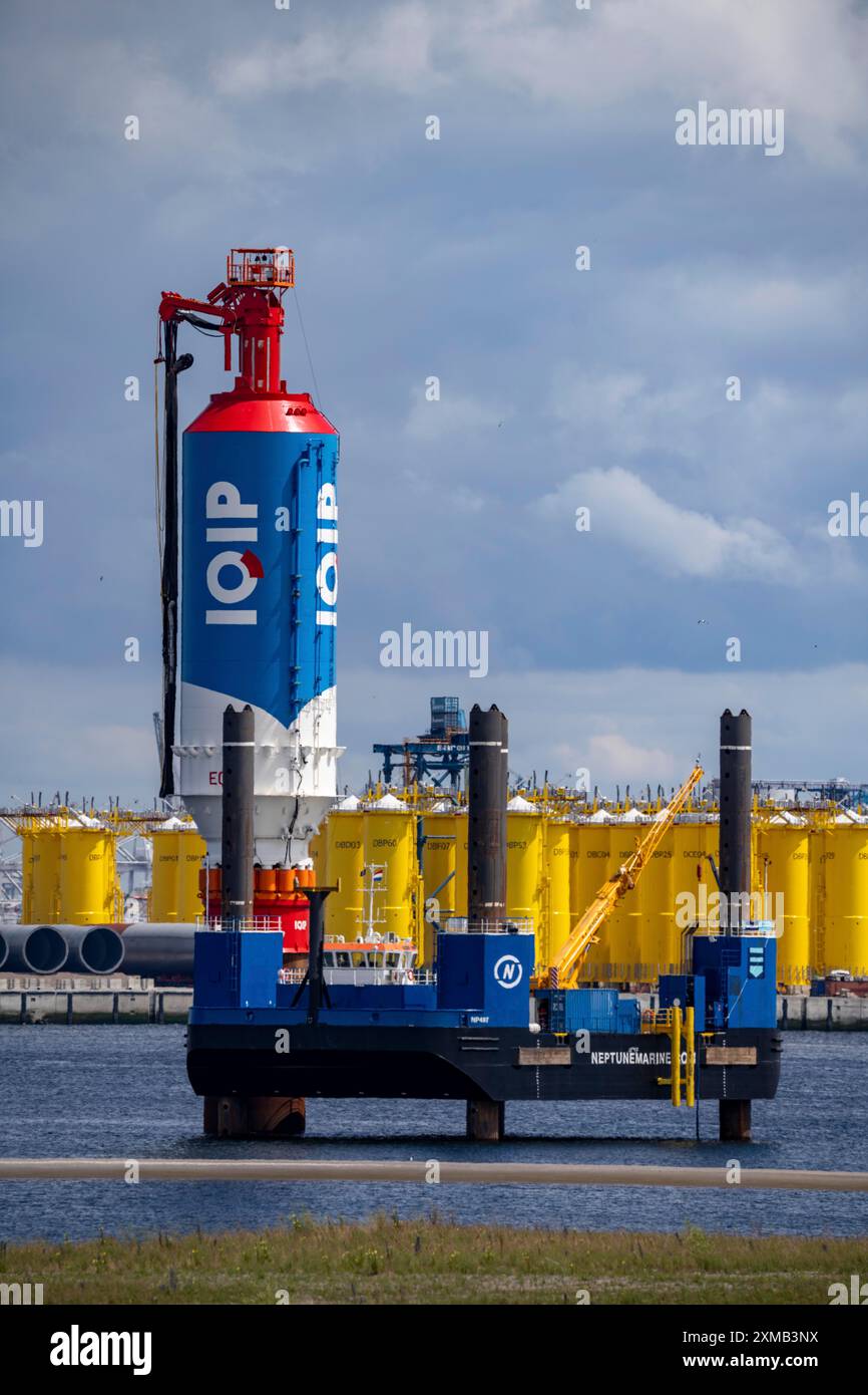 Plattform mit dem IQIP EQ-Rammsystem, für geräuschreduziertes Rammen von Stahlrohren, als Fundament im Meeresboden, für Offshore-Windturbinen, bis Stockfoto