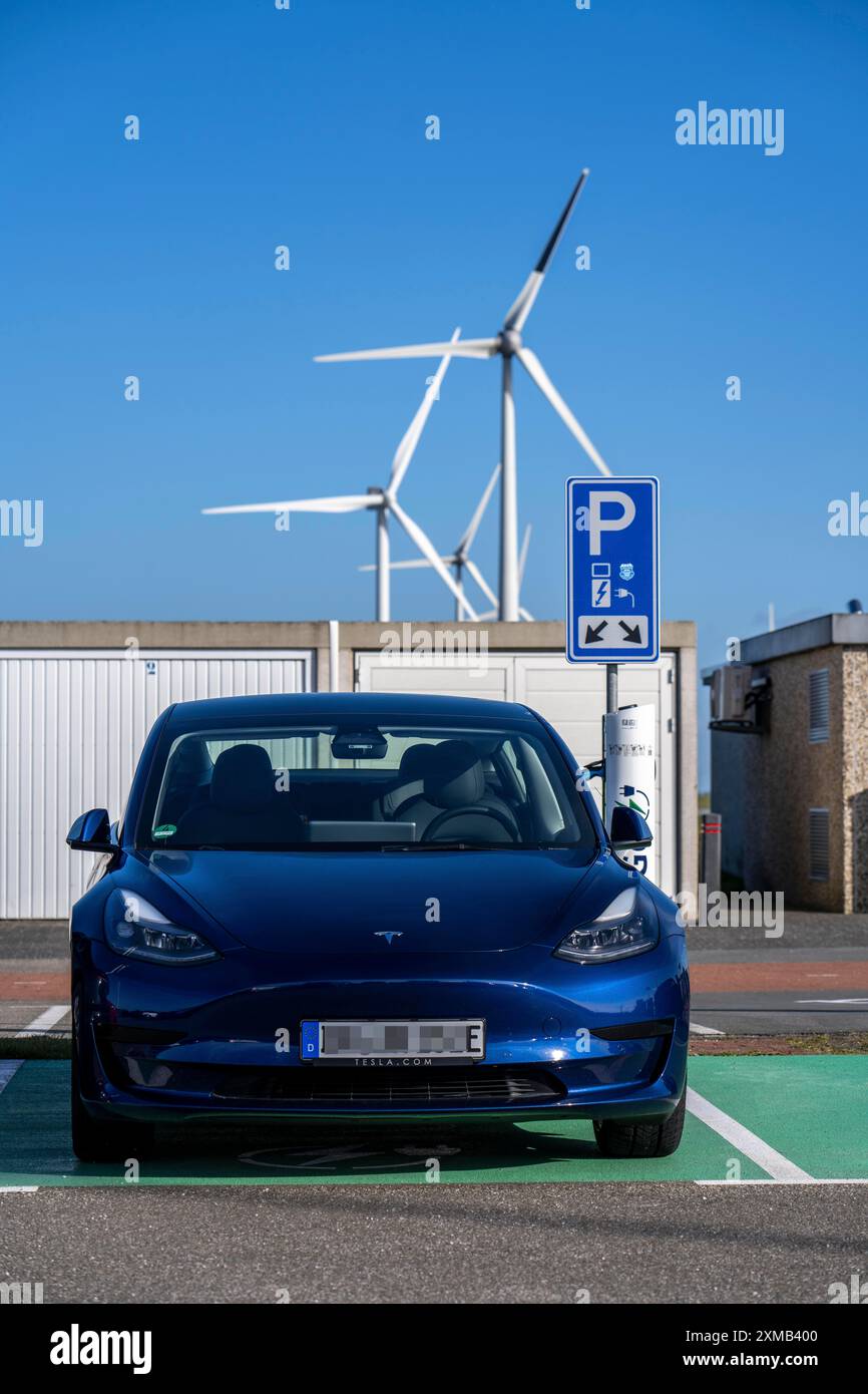 Schnellladestation für Elektrofahrzeuge des niederländischen Anbieters PowerGo im Fährhafen von Eemshaven, betrieben mit erneuerbaren Energien, Niederlande Stockfoto