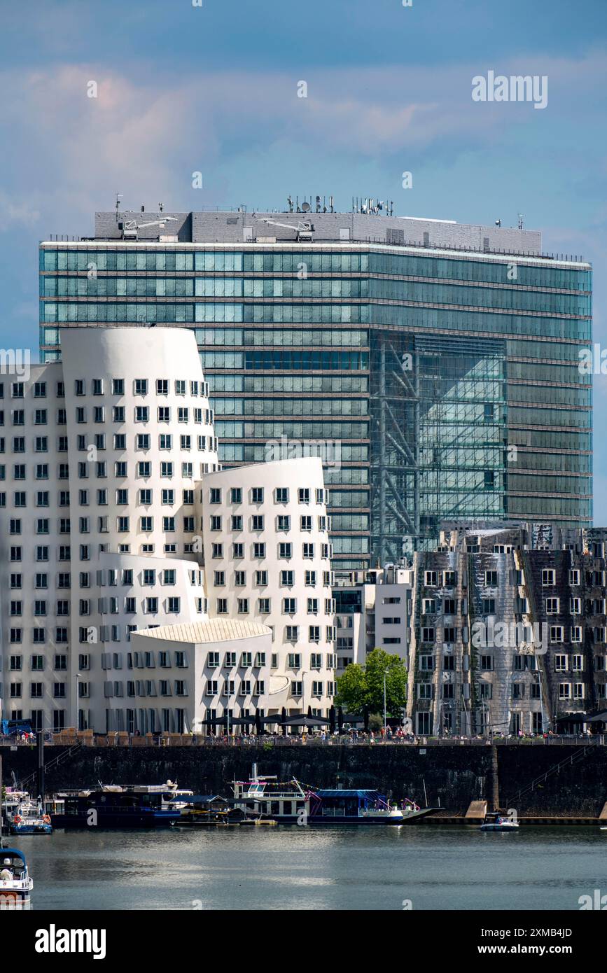 Neuer Zollhof-Gebäudekomplex, die Gehry-Gebäude, am Medienhafen, hinter dem Stadttor, Düsseldorf, Nordrhein-Westfalen Stockfoto