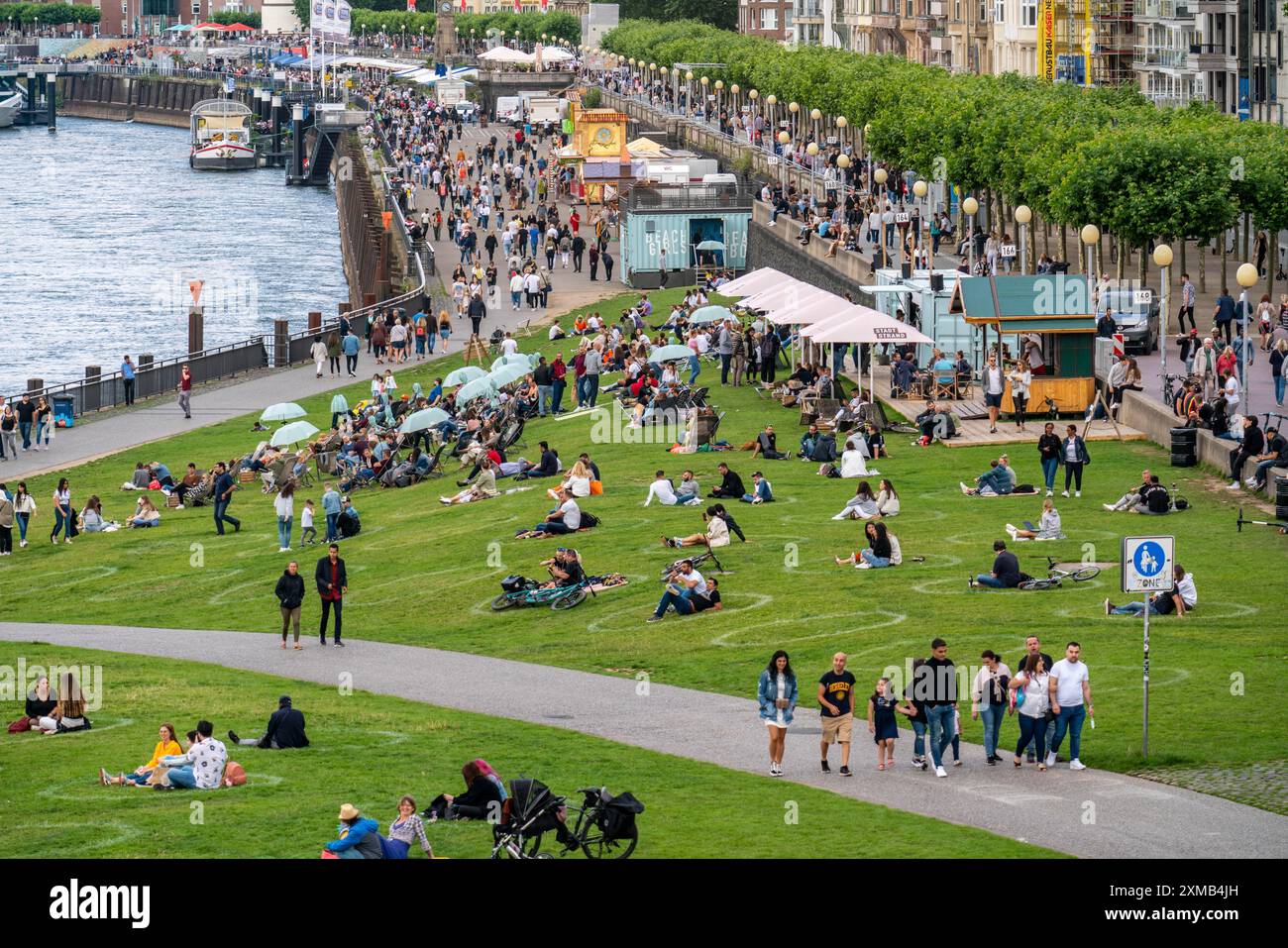 Düsseldorf am Rhein während der Corona-Krise, Corona-Kreise, um die Abstandsregeln, die Kontaktverbote zu erfüllen, ist die Distanz meist einzuhalten Stockfoto