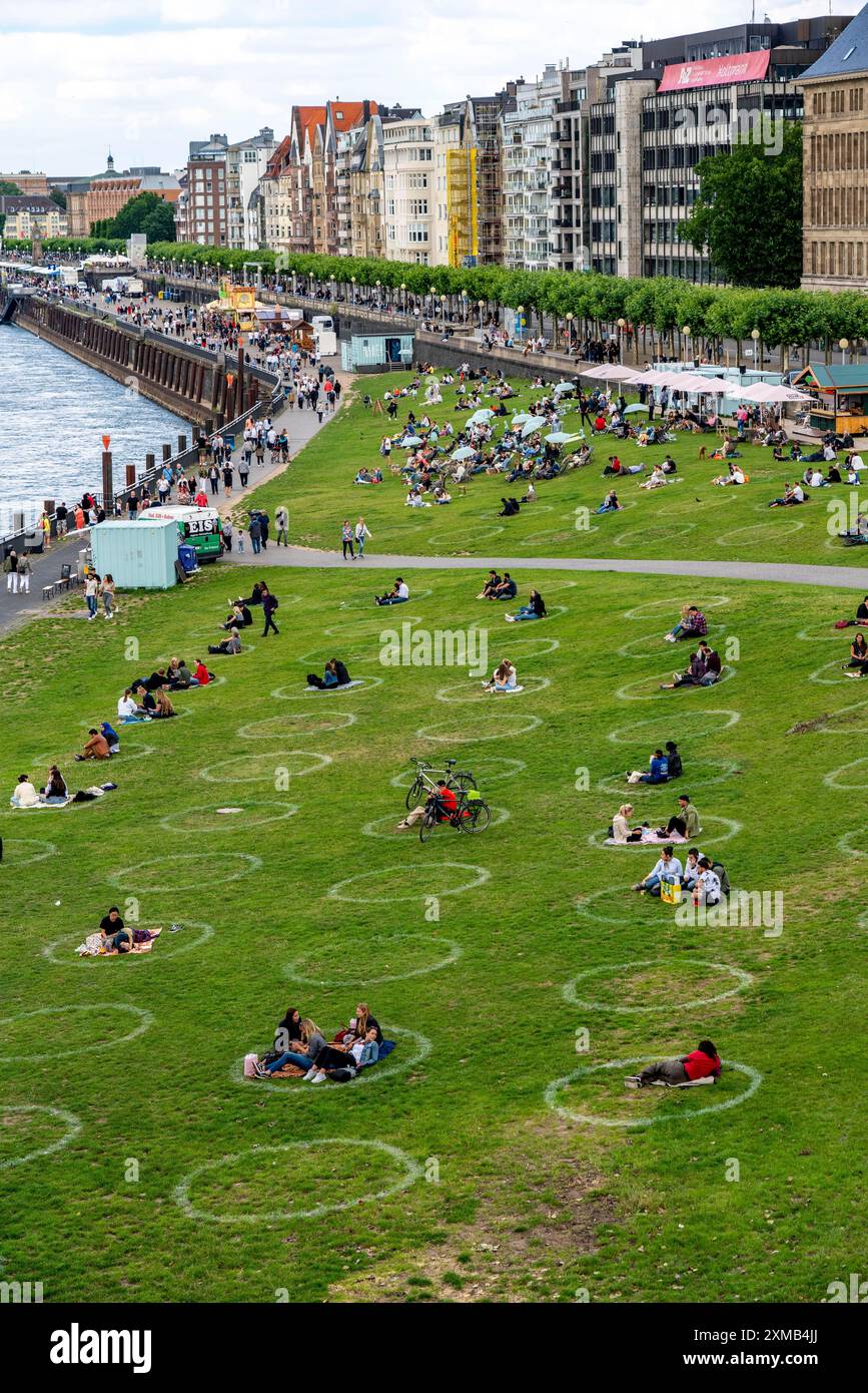 Düsseldorf am Rhein während der Corona-Krise, Corona-Kreise, um die Abstandsregeln, die Kontaktverbote zu erfüllen, ist die Distanz meist einzuhalten Stockfoto