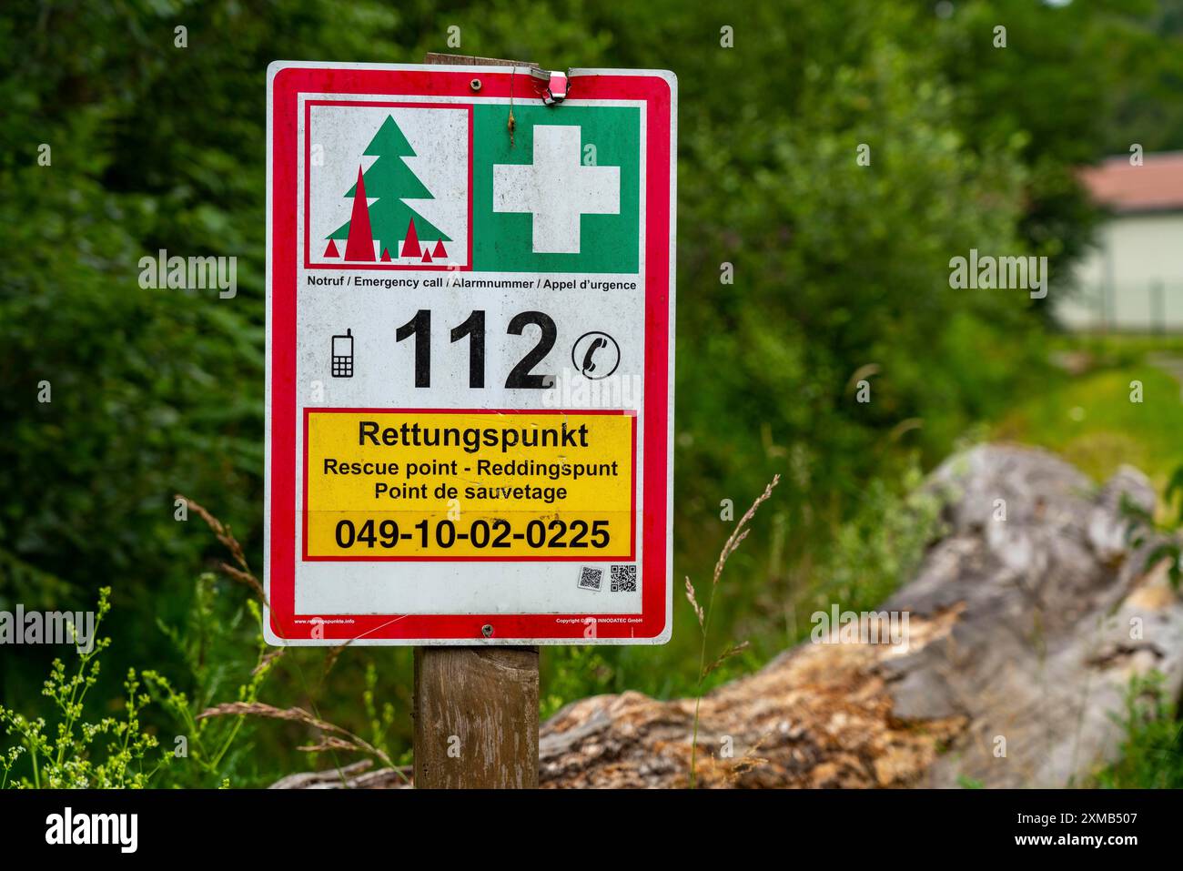 Rettungspunktsystem in deutschen Wäldern sind Orte auf Schildern angegeben, die den Rettungsdiensten im Notfall zur Führung zu einer gegeben werden können Stockfoto