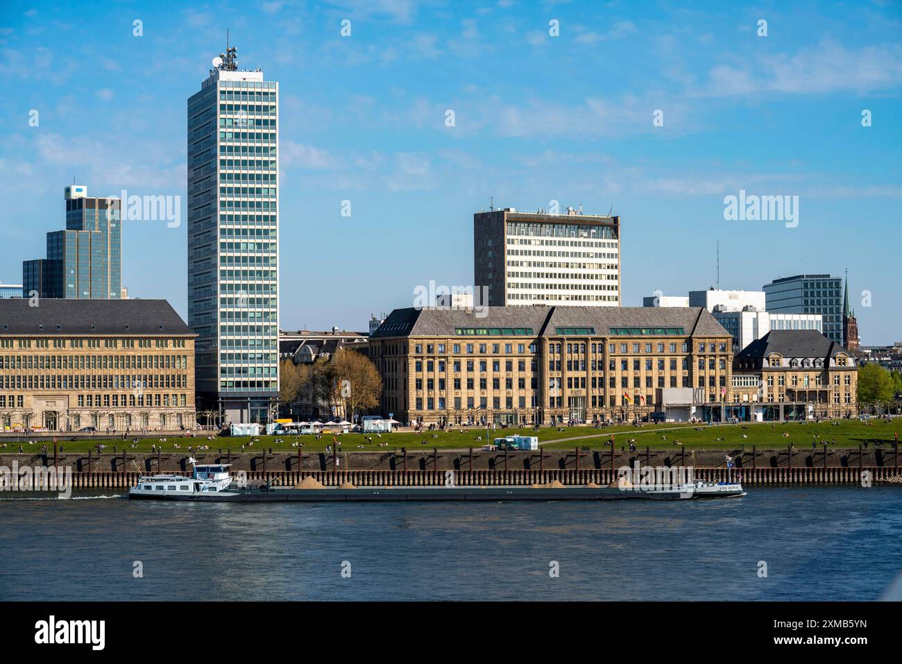 Das Landeskanzleramt Nordrhein-Westfalen, Sitz des Ministerpräsidenten, Skyline von Düsseldorf, Mannesmannufer, am Rhein, rechts der Stockfoto