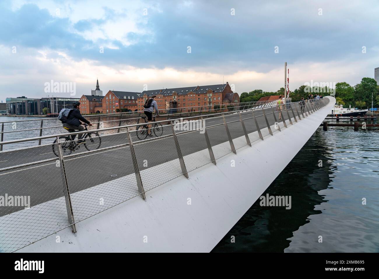 Radfahrer auf dem Lille Langebro-Radweg und der Fußgängerbrücke über den Hafen, Kopenhagen gilt als die Fahrradhauptstadt der Welt, 45 % der davon Stockfoto