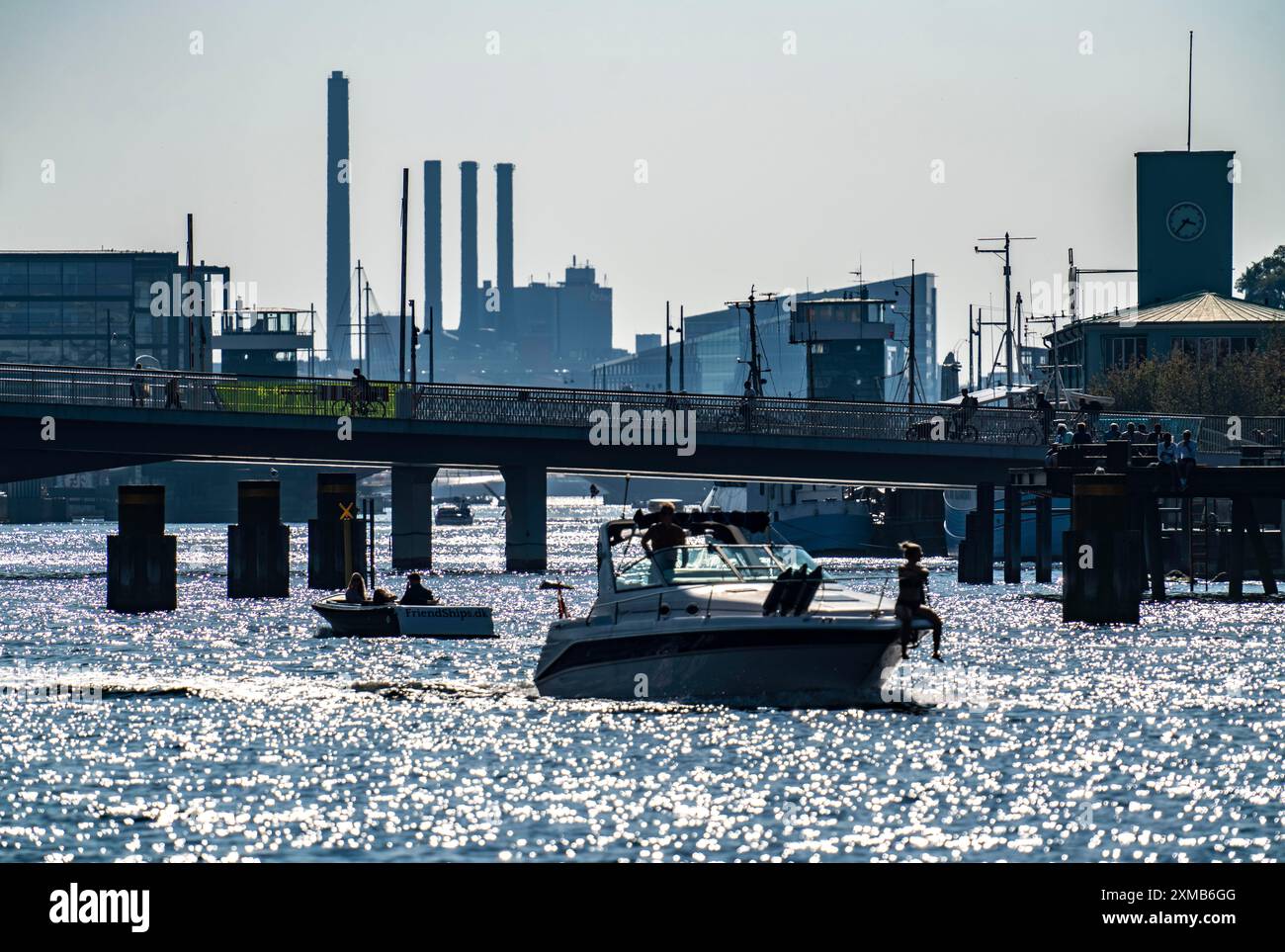 Blick über den Hafen, die Fußgänger- und Radbrücke Inderhavnsbroen, Skyline bei Sydhavnen im Hintergrund, Schornsteine der Blockheizkraftwerke und Stockfoto