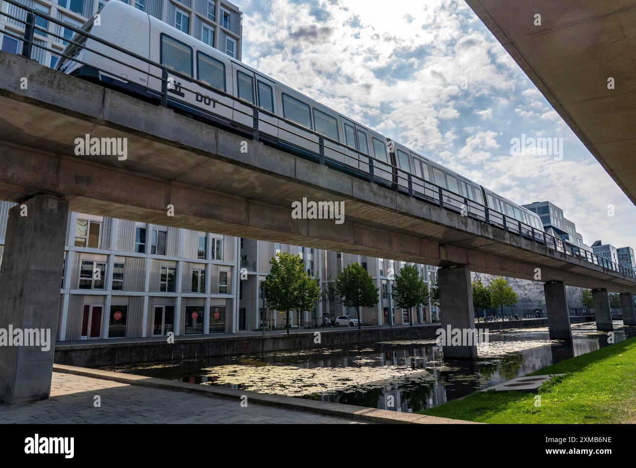 Orestad District, der jüngste Stadtteil von Kopenhagen, auf der Insel Amager, geplant 1992 und noch im Bau, Hochbahnstrecke von Stockfoto