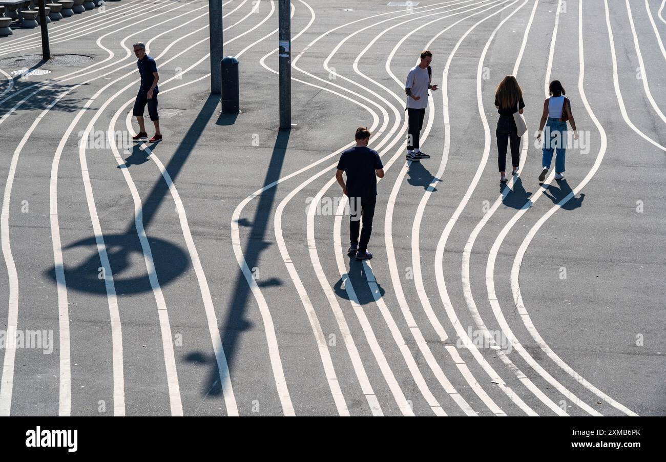 Das Norrebro Viertel in Kopenhagen, lebhaftes, multikulturelles und Studentenviertel, Superkilen Park, den Sorte Plads, Platz mit weiß gestaltet Stockfoto