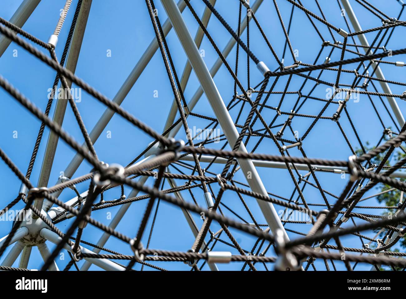 Klettergerüst, Kletterpyramide, symbolisches Bildnetzwerk, Vernetzung, Knoten, verknüpfen Stockfoto