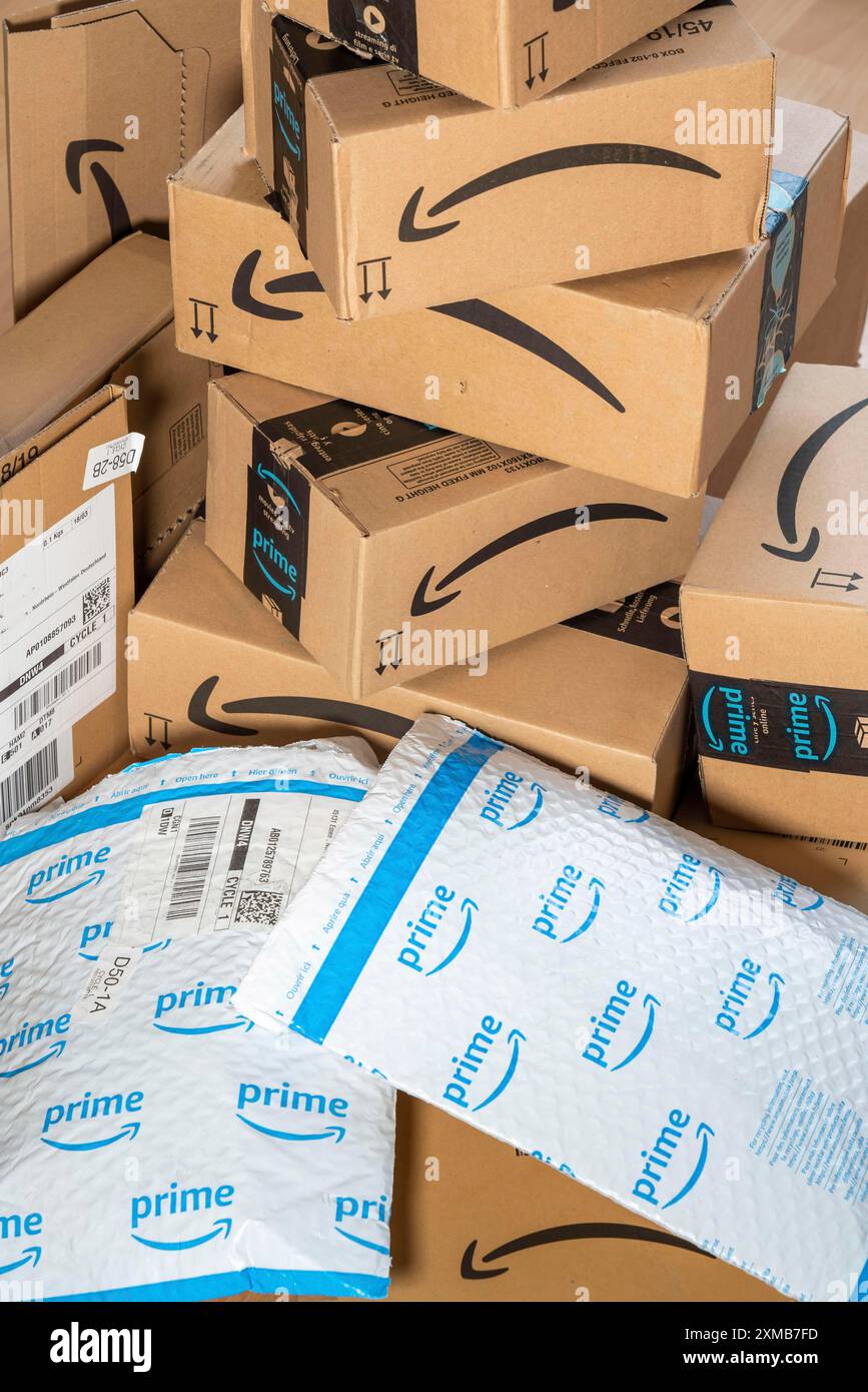 Pakete des Online-Versandunternehmens Amazon, verschiedene Verpackungen, Amazon Prime Stockfoto