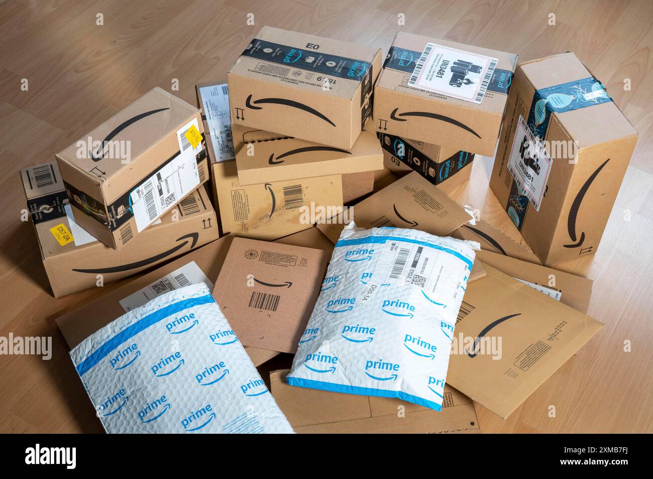 Pakete des Online-Versandunternehmens Amazon, verschiedene Verpackungen, Amazon Prime Stockfoto