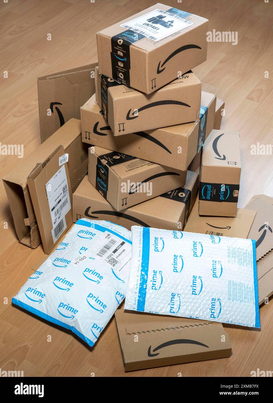 Pakete des Online-Versandunternehmens Amazon, verschiedene Verpackungen, Amazon Prime Stockfoto