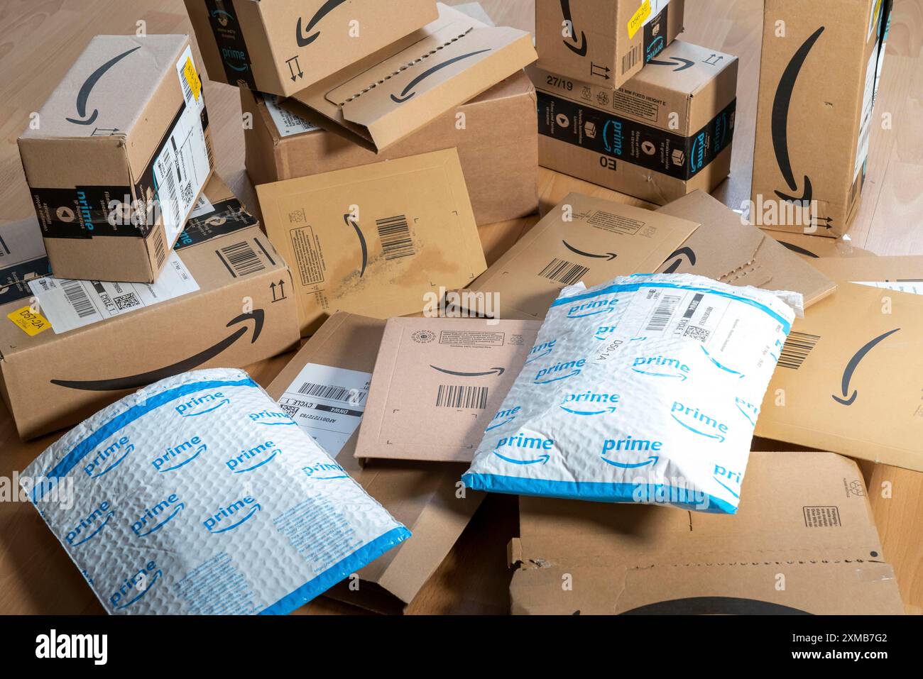 Pakete des Online-Versandunternehmens Amazon, verschiedene Verpackungen, Amazon Prime Stockfoto