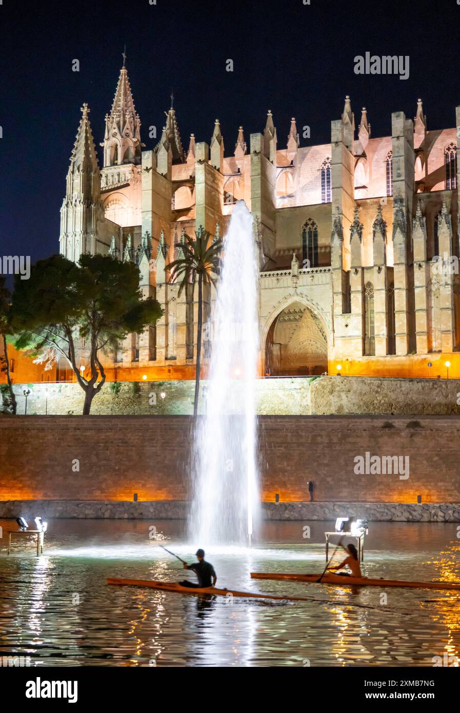 Palma de Mallorca, Bucht von Palma, Kathedrale St. Maria, Kajakfahrer im See vor der Kirche, Balearen, Spanien Stockfoto