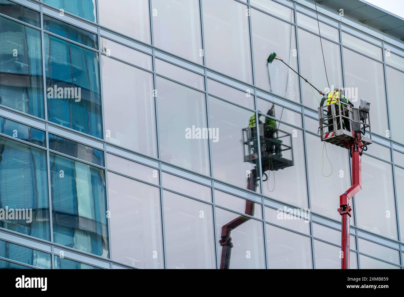 Fensterreiniger, Gebäudereinigung, Fassadenreinigung, auf einem Kirschpflücker, in Düsseldorf, Nordrhein-Westfalen, Deutschland Stockfoto