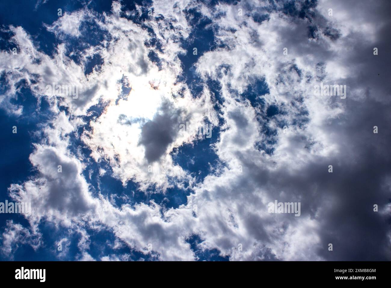 Die Schönheit des blauen Himmels und der flauschigen Wolken Stockfoto