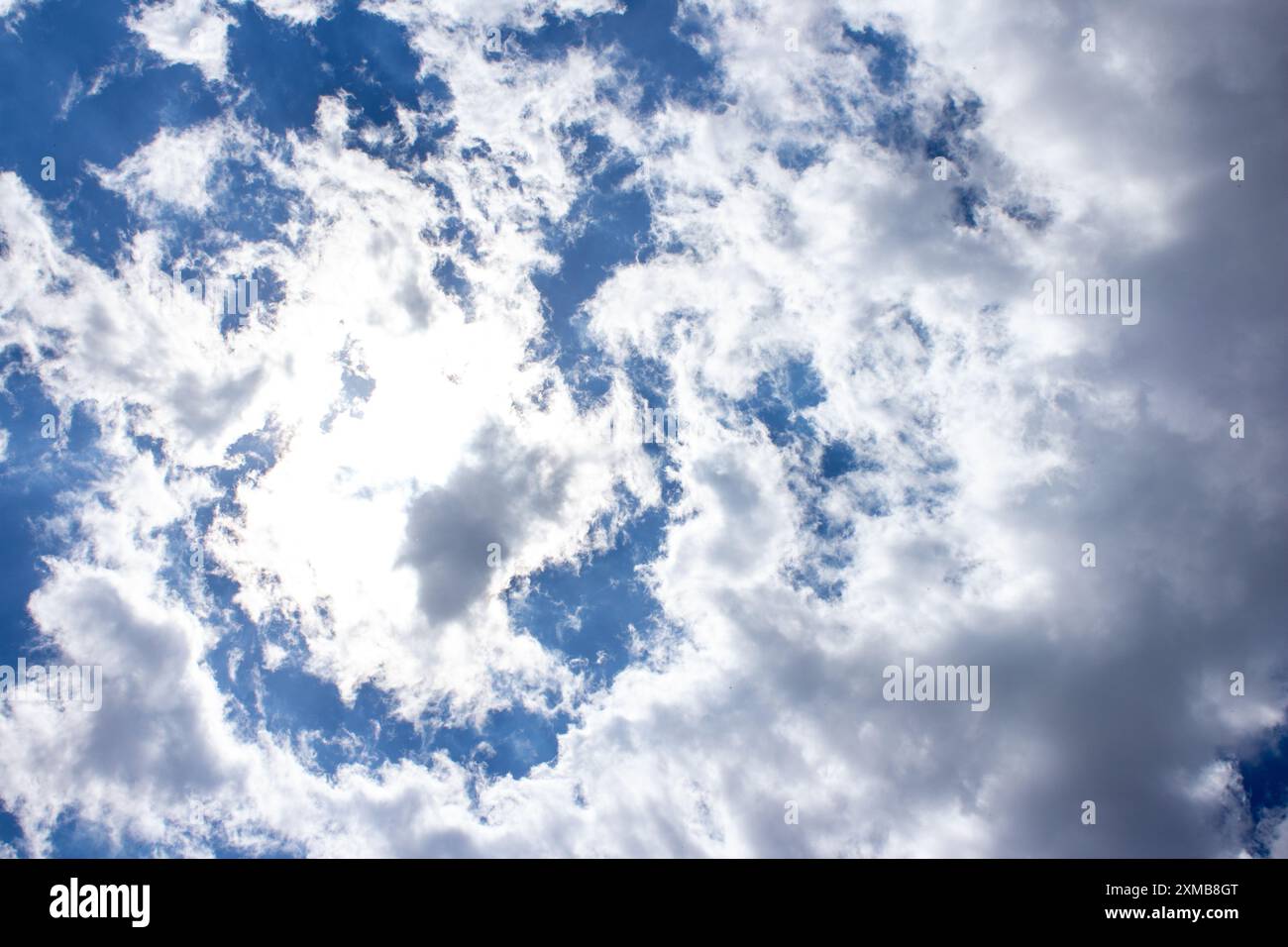 Die Schönheit des blauen Himmels und der flauschigen Wolken Stockfoto