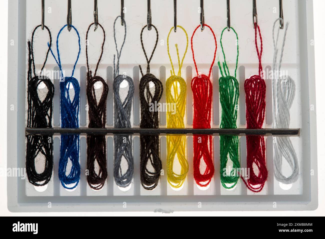 Nähset, Nähgarn und Nähnadeln, bereits eingefädelt, verschiedene Farben, fertig zum Nähen, Hotelausstattung Stockfoto