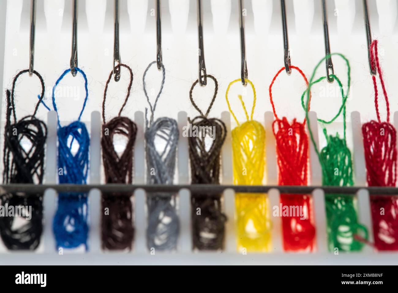 Nähset, Nähgarn und Nähnadeln, bereits eingefädelt, verschiedene Farben, fertig zum Nähen, Hotelausstattung Stockfoto