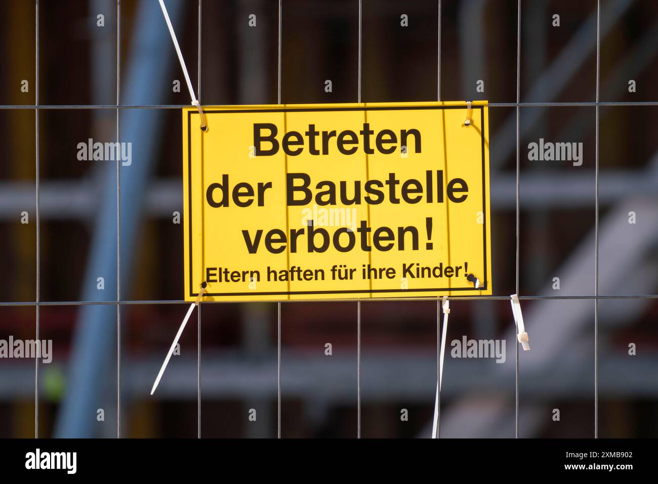 Baustelle, Schilder mit Sicherheitsvorschriften, Zutritt zur Baustelle verboten, Arbeitsschutz Stockfoto