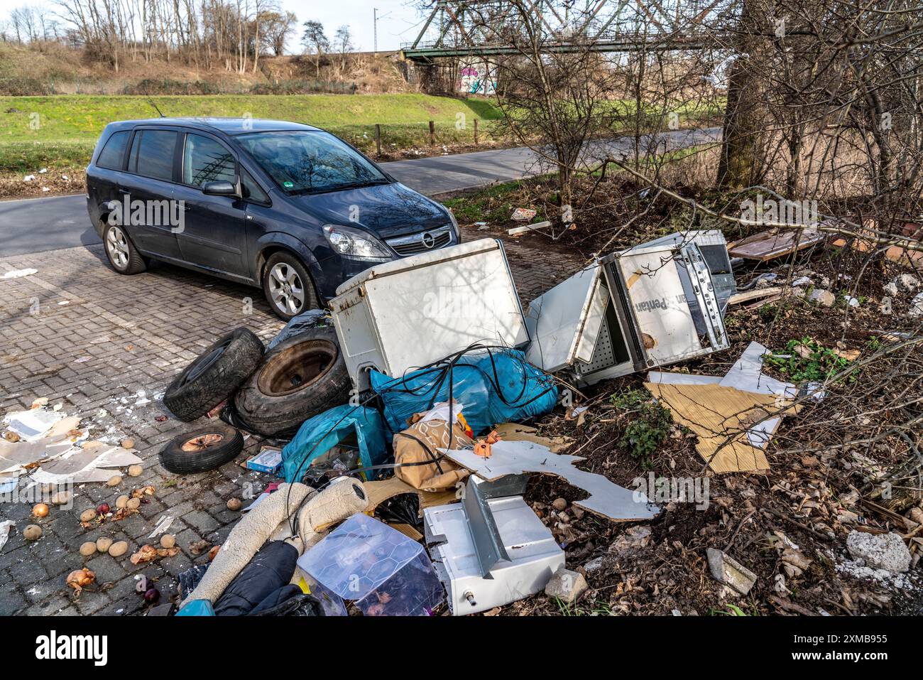 Illegale Abfallentsorgung auf einem Parkplatz, in einem bewaldeten Gebiet, Reifen, Möbel, Kühlschränke, Hausmüll, Ölkannen, Oberhausen Nord Stockfoto