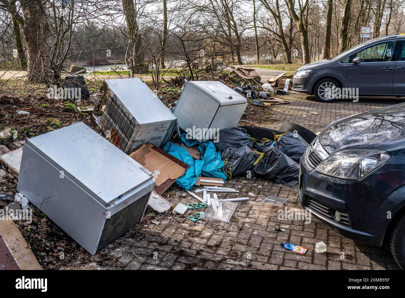 Illegale Abfallentsorgung auf einem Parkplatz, in einem bewaldeten Gebiet, Reifen, Möbel, Kühlschränke, Hausmüll, Ölkannen, Oberhausen Nord Stockfoto