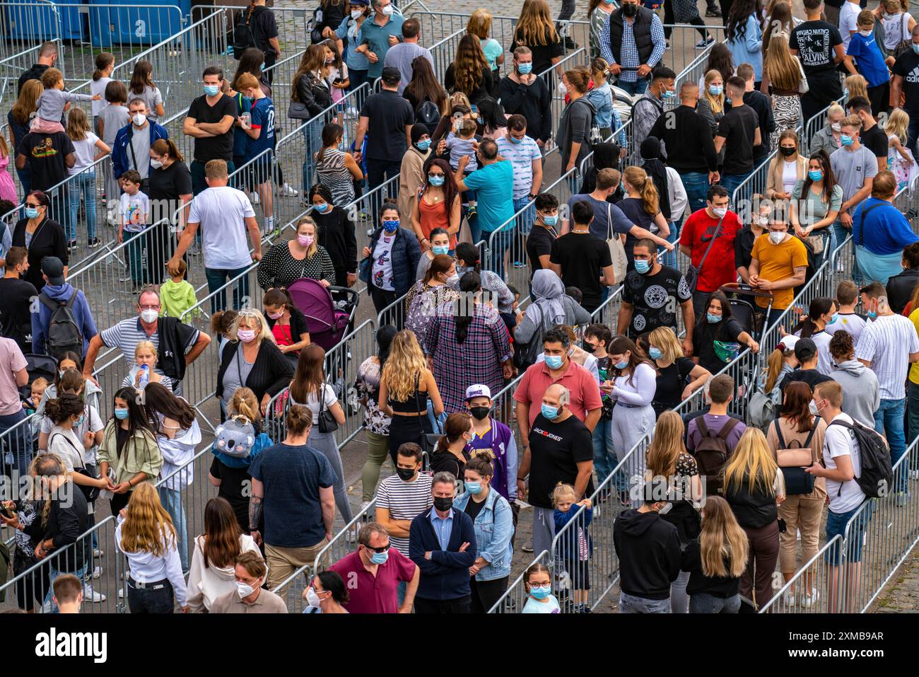 Happy Colonia Jahrmarkt, Corona-konforme Jahrmarkt in der Deutzer Werft am Rhein, einem temporären Vergnügungspark des Kölner Ausstellerverbandes Stockfoto