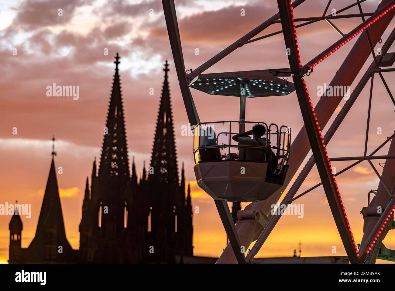 Happy Colonia Jahrmarkt, Corona-konformer Jahrmarkt in der Deutzer Werft, am Rhein, Kölner Dom, Abendrot, Riesenrad, ein temporäres Vergnügen Stockfoto