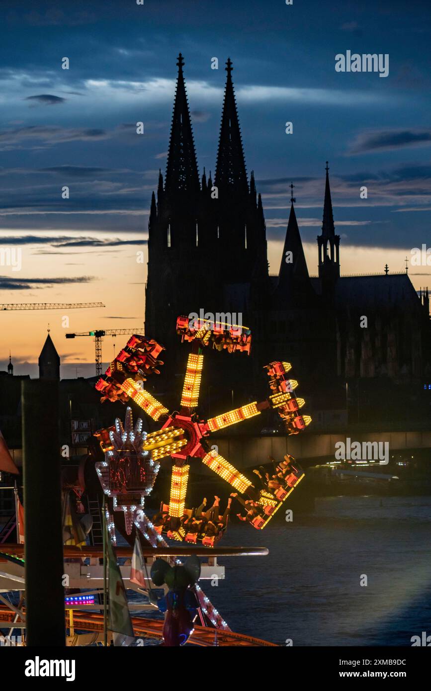 Happy Colonia Jahrmarkt, Corona-konforme Jahrmarkt in der Deutzer Werft, am Rhein, Kölner Dom, ein temporärer Vergnügungspark der Kölner Innenstadt Stockfoto