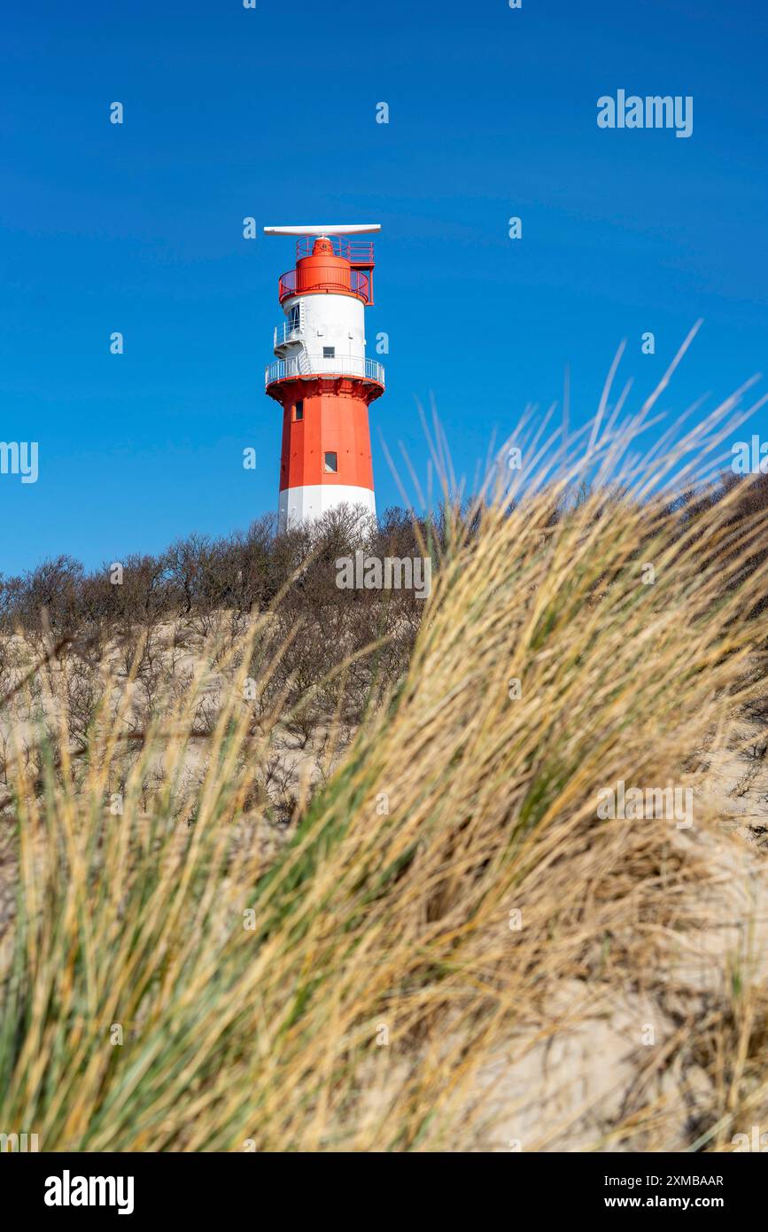 Der kleine Leuchtturm Borkum, der seit 2003 außer Betrieb ist, dient noch heute als Antennenunterstützung für das Verkehrssicherheitssystem Ems auf der Nordseeinsel Borkum Stockfoto