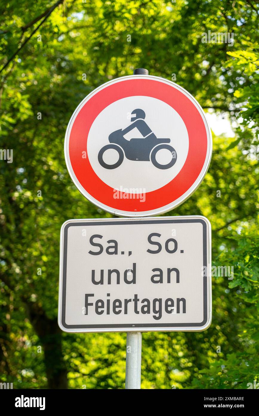 Fahrverbot für Motorräder an Wochenenden, Hochsauerland Hoehenstraße, B236, Landstraße bei Oberkirchen, im Landkreis Hochsauerland, Nord Stockfoto