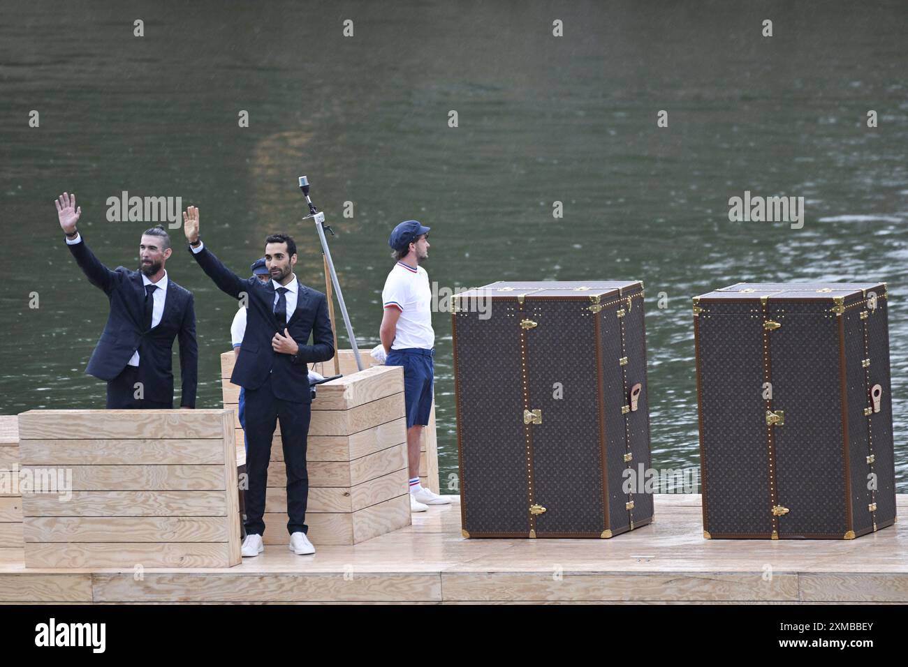 Martin Fourcade und Michael Phelps, Louis Vuitton Torches Truhen schützen die olympischen und paralympischen Flammen von Paris 2024, Eröffnungszeremonie während der Olympischen Spiele Paris 2024 am 26. Juli 2024 in Paris Credit: Independent Photo Agency/Alamy Live News Stockfoto