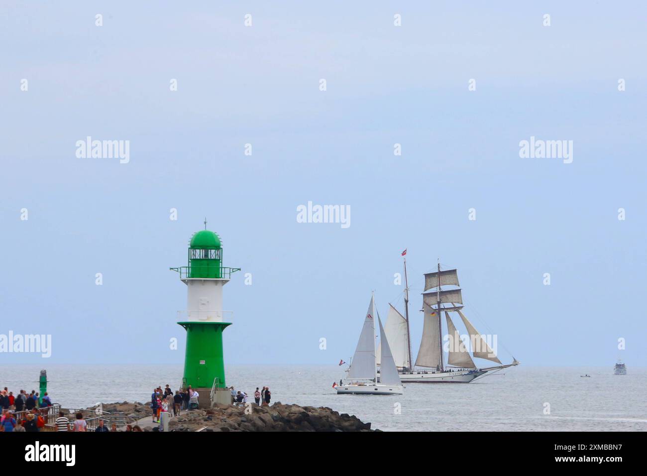 Der Traditionssegler Tolkien nimmt am Freitag 26.07.2024 Kurs auf das Ostseebad Warnemünde, ein Ortsteil der Hanse- und Universitätsstadt Rostock. Der Ort rüstet sich gegenwärtig für die 33. Hanse Sail die vom 08. bis zum 11. August an der Ostsee stattfand. Die Sail ist das größte Traditionsseglertreffen der Welt. Es bietet seinen Besuchern ein abwechslungsreiches Programm an Land und auf dem Wasser. Dazu nutzen zahlreiche Wirtschaftsvertreter das Ereignis für intensive Gespräche und einen Erfahrungsaustausch. *** Am Freitag, den 26. Juli 2024, nimmt das traditionelle Segelschiff Tolkien Kurs auf die t Stockfoto