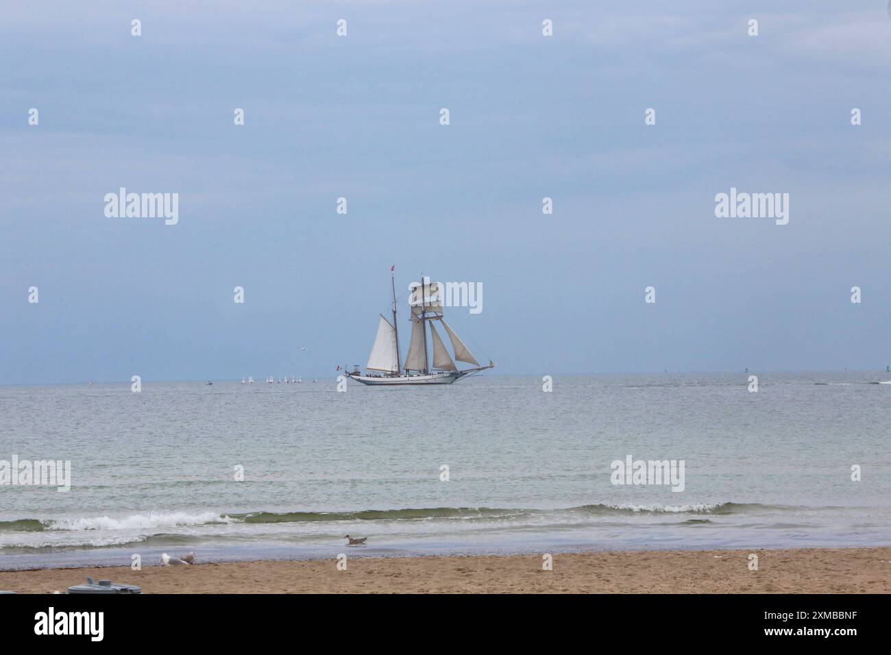 Der Traditionssegler Tolkien nimmt am Freitag 26.07.2024 Kurs auf das Ostseebad Warnemünde, ein Ortsteil der Hanse- und Universitätsstadt Rostock. Der Ort rüstet sich gegenwärtig für die 33. Hanse Sail die vom 08. bis zum 11. August an der Ostsee stattfand. Die Sail ist das größte Traditionsseglertreffen der Welt. Es bietet seinen Besuchern ein abwechslungsreiches Programm an Land und auf dem Wasser. Dazu nutzen zahlreiche Wirtschaftsvertreter das Ereignis für intensive Gespräche und einen Erfahrungsaustausch. *** Am Freitag, den 26. Juli 2024, nimmt das traditionelle Segelschiff Tolkien Kurs auf die t Stockfoto