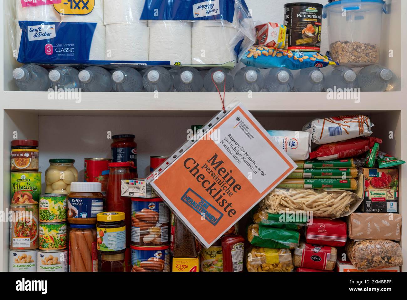 Notfallbereitschaft, Lebensmittelvorrat in einem privaten Haushalt, Regal, Speisekammer, mit langlebigen Lebensmitteln, Vorrat für 10 Tage, gemäß den Empfehlungen von Stockfoto