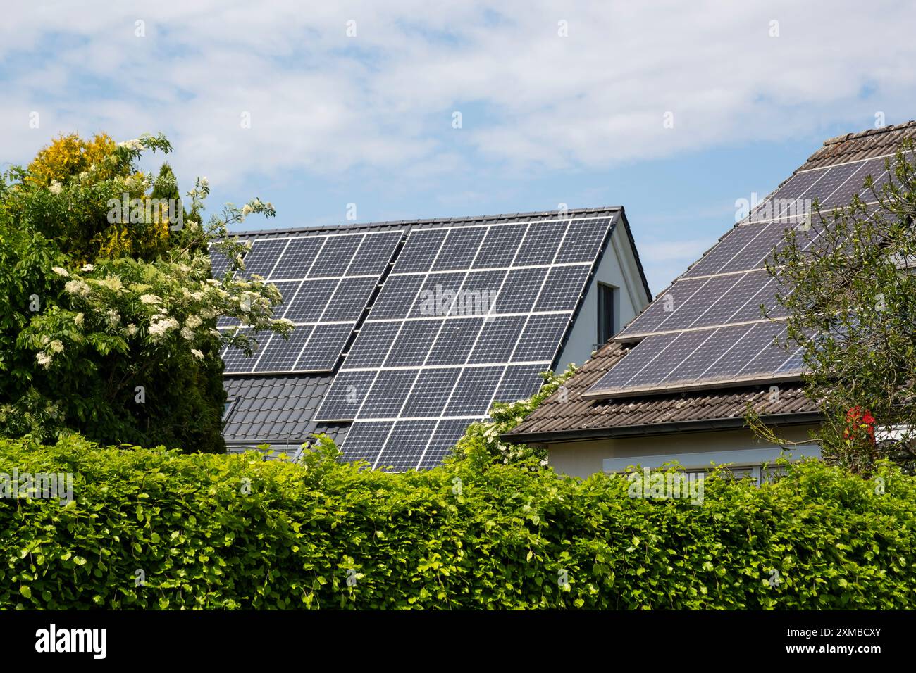 Hausdach mit Photovoltaikanlage Stockfoto