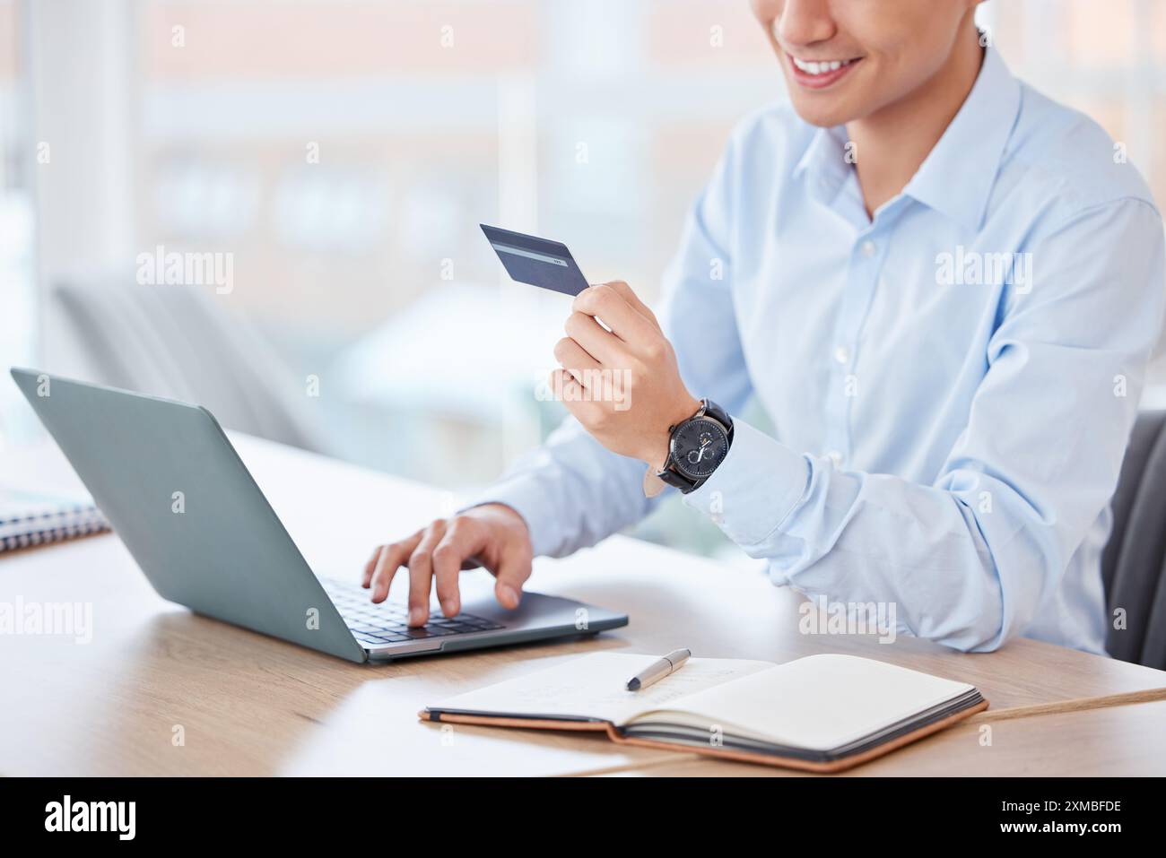 Kreditkarte, Laptop und Hände eines Geschäftsmannes im Büro für Online-Aktienkäufe zur Markteinführung. Kryptowährung, Finanzen und männliche Person mit Stockfoto