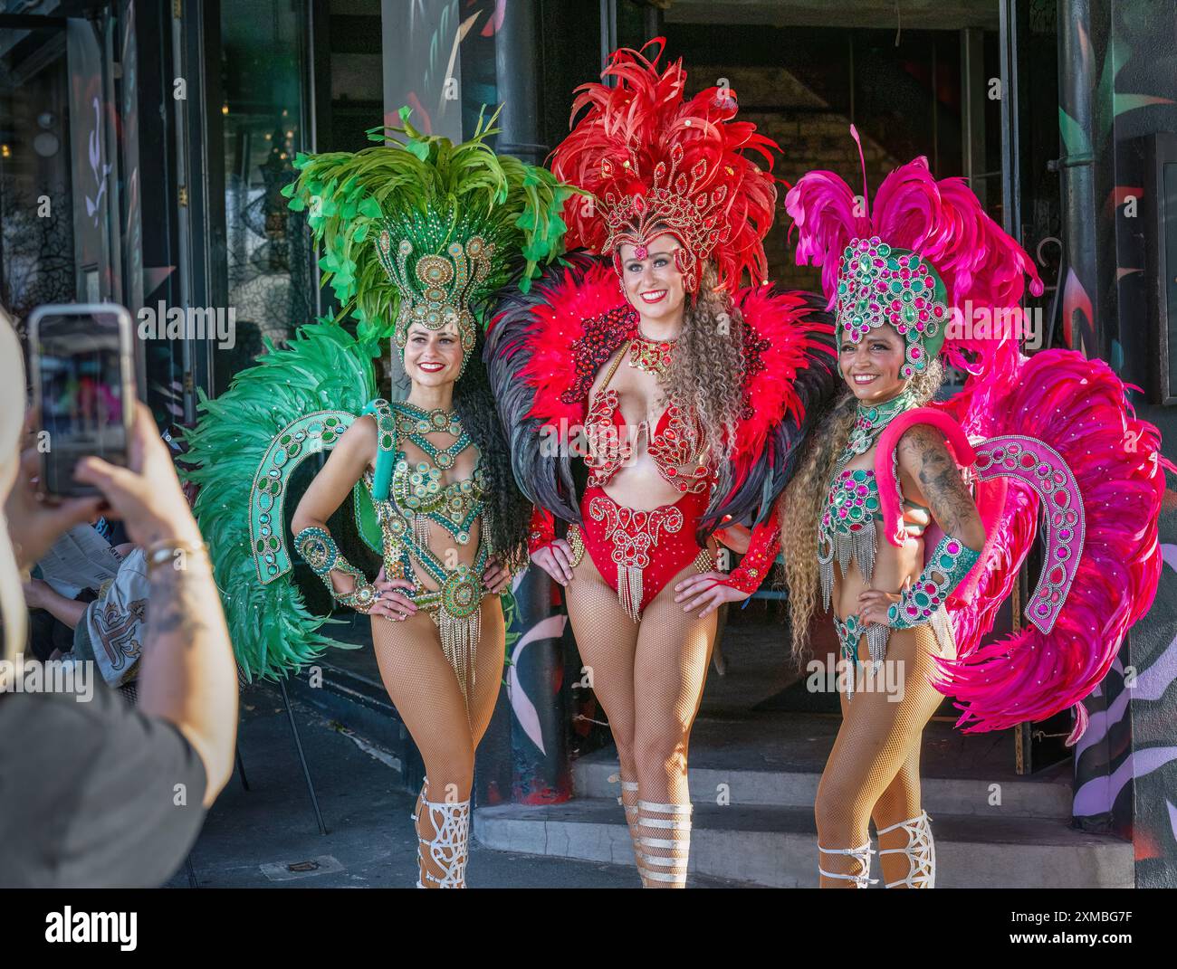 Auckland, Neuseeland - 17. Februar 2024: Frauen in schicken Kleidern posieren für Fotos bei der Auckland Pride Parade 2024. Stockfoto Auckland, Neuseeland - 17. Februar 2024: Frauen in schicken Kleidern posieren für Fotos bei der Auckland Pride Parade 2024. Stockfoto