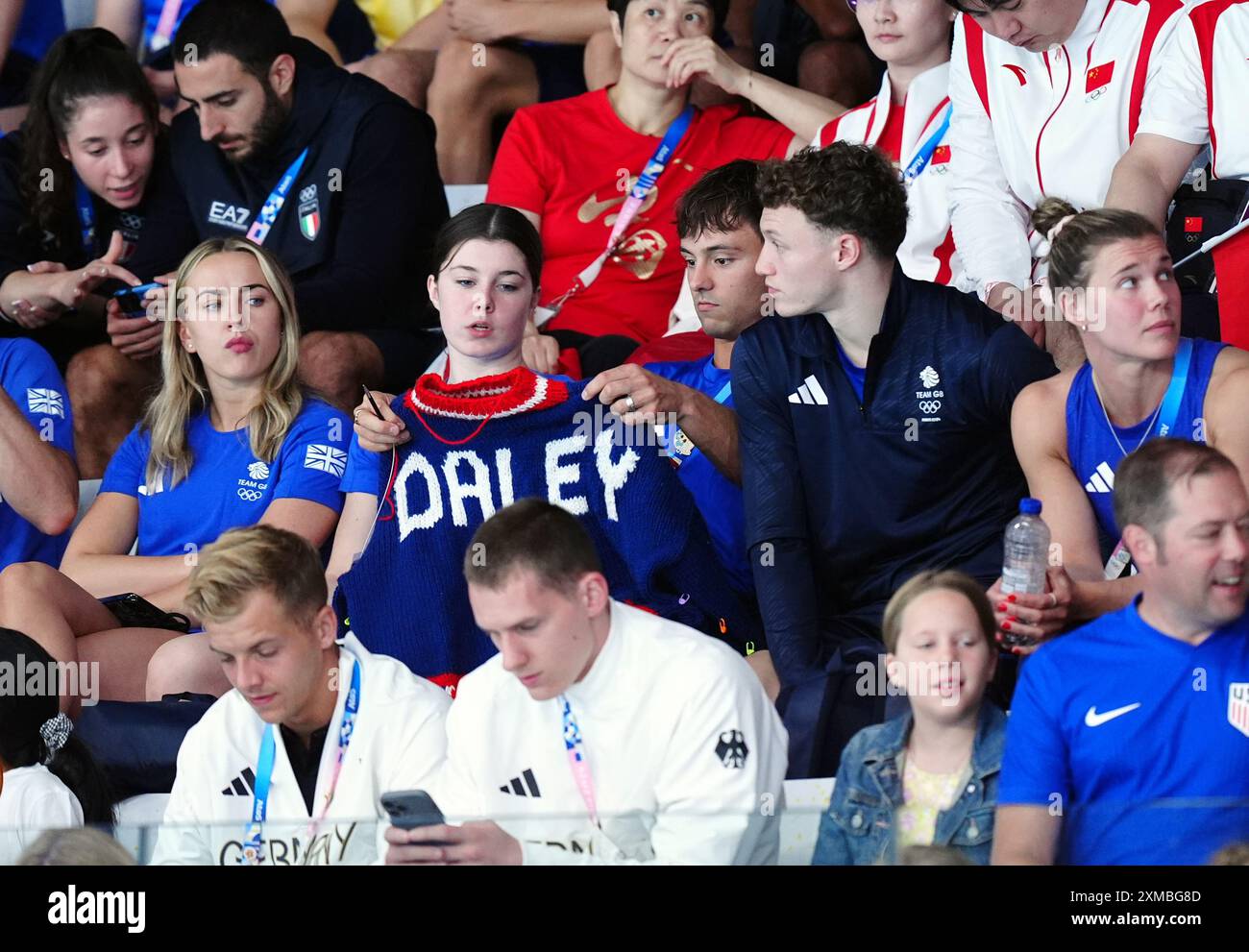 Der britische Tom Daley strickt, während er am ersten Tag der Olympischen Spiele in Paris 2024 in Frankreich das 3-m-Springboard-Finale der Frauen im Aquatics Centre ansieht. Bilddatum: Samstag, 27. Juli 2024. Stockfoto
