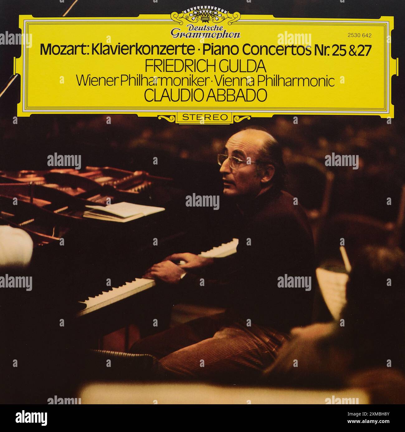 Plattencover aus Vintage-Vinyl. Mozart Klavierkonzerte Nr. 25 und 27. Friedrich Gulda-Wiener Philharmoniker. Claudio Abbado, Deutsche Grammophon, 1976 Stockfoto