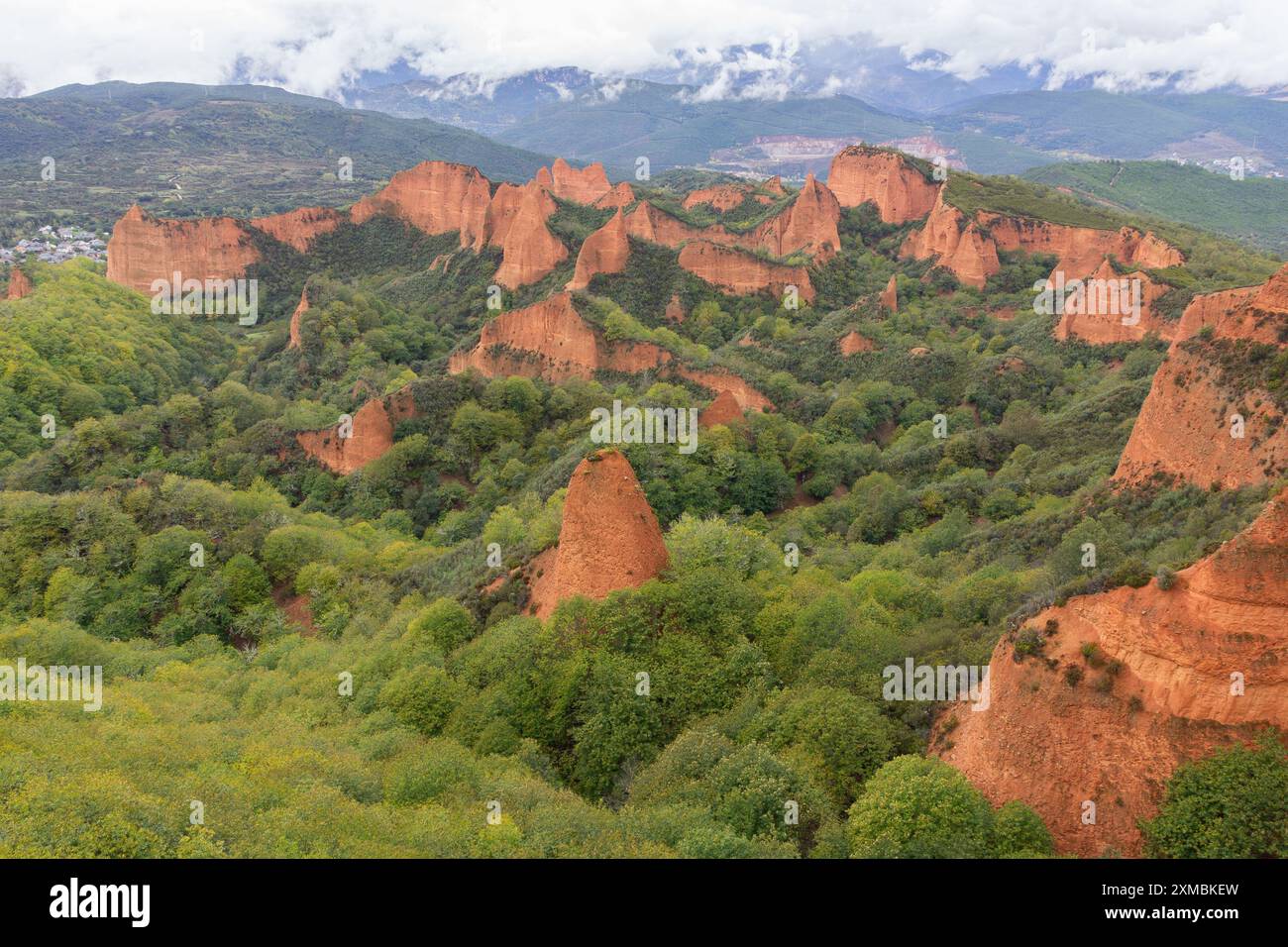 Rote Landschaft mit Felsformationen und grüner Vegetation - Las Médulas, Ponferrada, Spanien Stockfoto