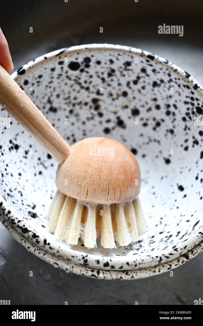 Holzbürste zum Waschen von Geschirr und Geräten Stockfoto