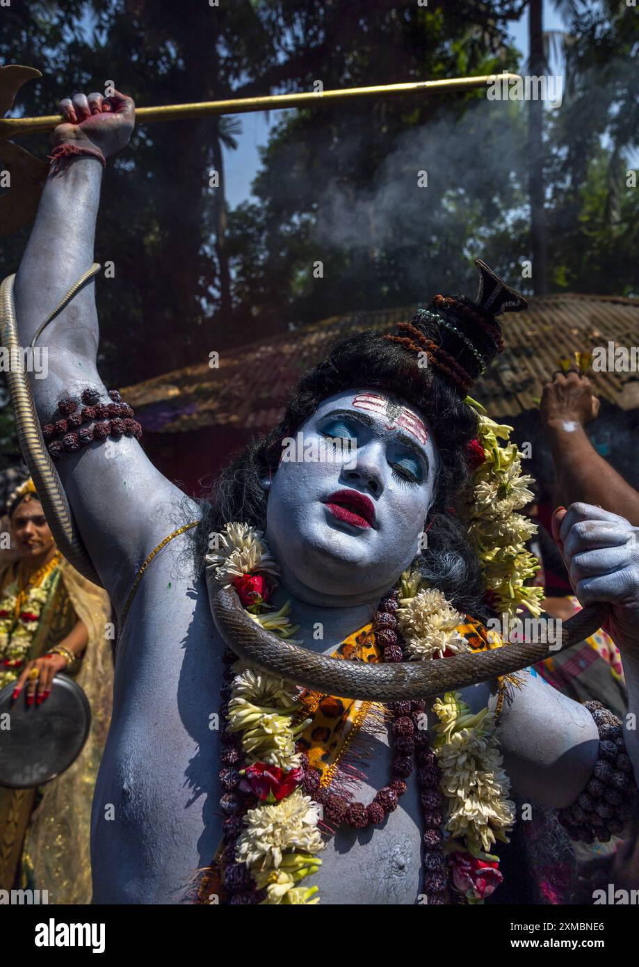 Lord Shiva Prozession mit Gläubigen beim Lal Kach Festival, Dhaka Division, Tongibari, Bangladesch Stockfoto