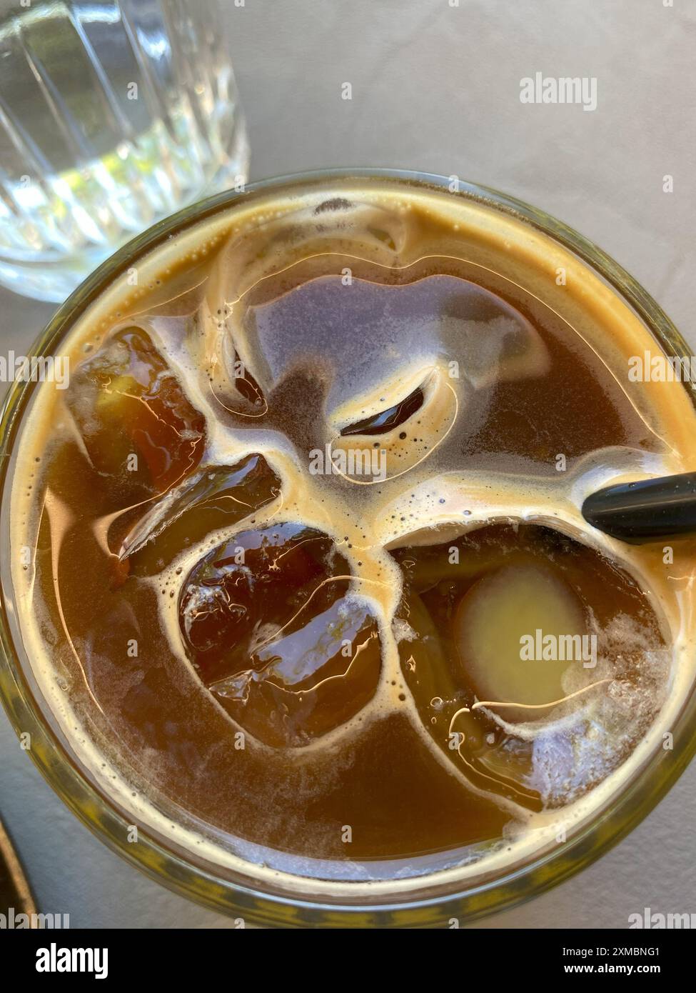 Fangen Sie das Wesen des Morgenglück mit leckerem Bumble-Kaffee ein. Diese optisch beeindruckende Mischung besticht durch einen tiefen, satten Farbton, der Wärme und Komfort mit e weckt Stockfoto