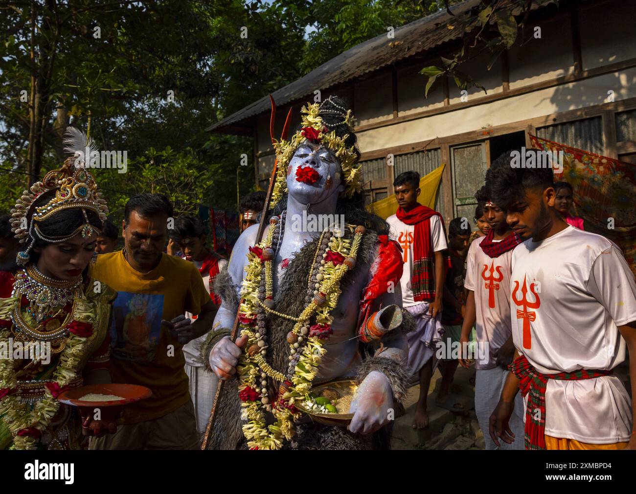 Lord Shiva Prozession mit Gläubigen beim Lal Kach Festival, Dhaka Division, Tongibari, Bangladesch Stockfoto